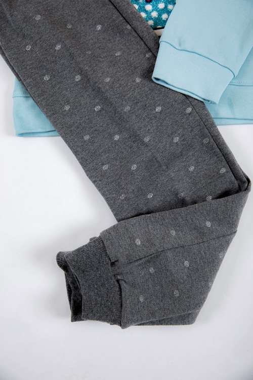 بيجاما بناتي شتوي قطعتين لون سماوي بأكمام طويلة مزين بكتابات و رسومات من الأمام مع بنطلون رمادي منقط طويل بزم و رباط على الخصر