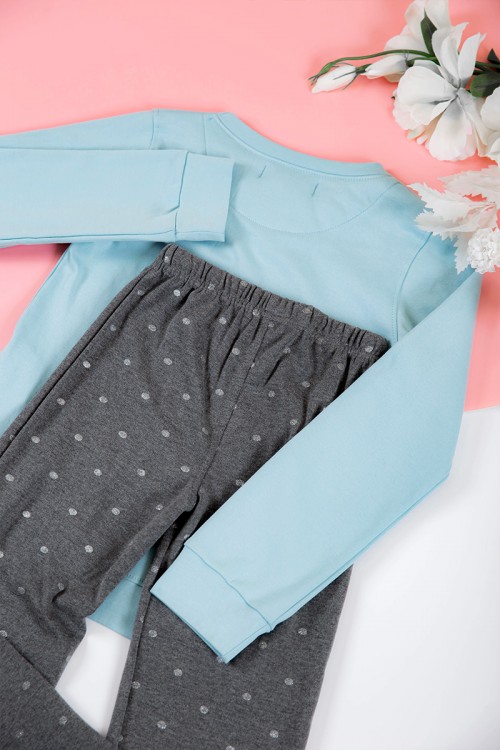 بيجاما بناتي شتوي قطعتين لون سماوي بأكمام طويلة مزين بكتابات و رسومات من الأمام مع بنطلون رمادي منقط طويل بزم و رباط على الخصر