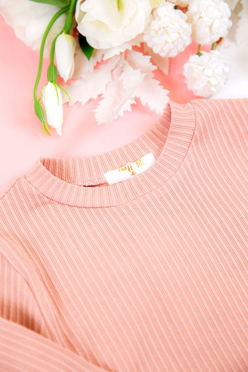 طقم بناتي شتوي قطعتين لون خربزي بطبعات من الأمام و أكمام طويلة مع بنطلون طويل بزم و رباط على الخصر