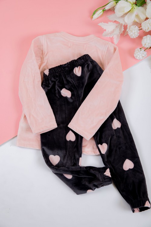 بيجاما بناتي شتوي قطعتين لون خربزي بكتابة من الأمام و أكمام طويلة مع بنطلون أسود طويل مزين بقلوب بزم و رباط على الخصر