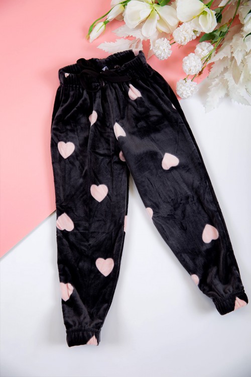 بيجاما بناتي شتوي قطعتين لون خربزي بكتابة من الأمام و أكمام طويلة مع بنطلون أسود طويل مزين بقلوب بزم و رباط على الخصر