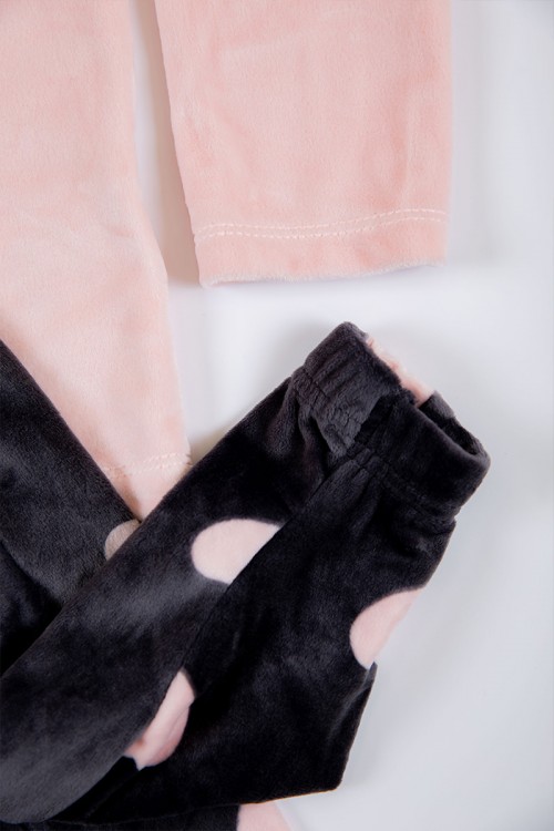 بيجاما بناتي شتوي قطعتين لون خربزي بكتابة من الأمام و أكمام طويلة مع بنطلون أسود طويل مزين بقلوب بزم و رباط على الخصر