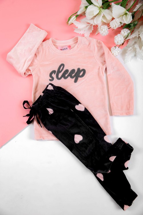 بيجاما بناتي شتوي قطعتين لون خربزي بكتابة من الأمام و أكمام طويلة مع بنطلون أسود طويل مزين بقلوب بزم و رباط على الخصر