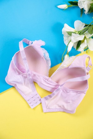 صدرية نسائي مبطنة لون وردي مزينة بدانتيل و أزرار من الأمام و بأحزمة قابلة للتعديل من الخلف  