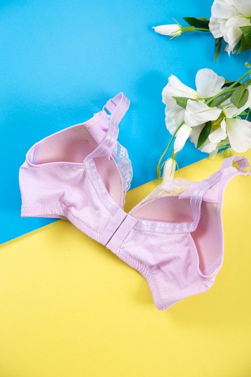 صدرية نسائي مبطنة لون وردي مزينة بدانتيل و أزرار من الأمام و بأحزمة قابلة للتعديل من الخلف