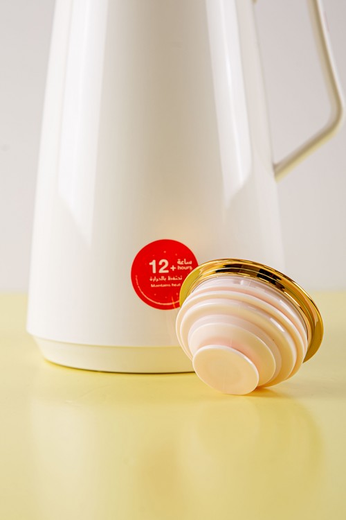 ترمس قهوة أو شاي لون أبيض ذو غطاء ذهبي لامع حافظ للحرارة بسعة 1 لتر