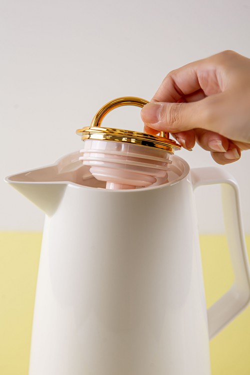 ترمس قهوة أو شاي لون أبيض ذو غطاء ذهبي لامع حافظ للحرارة بسعة 1 لتر