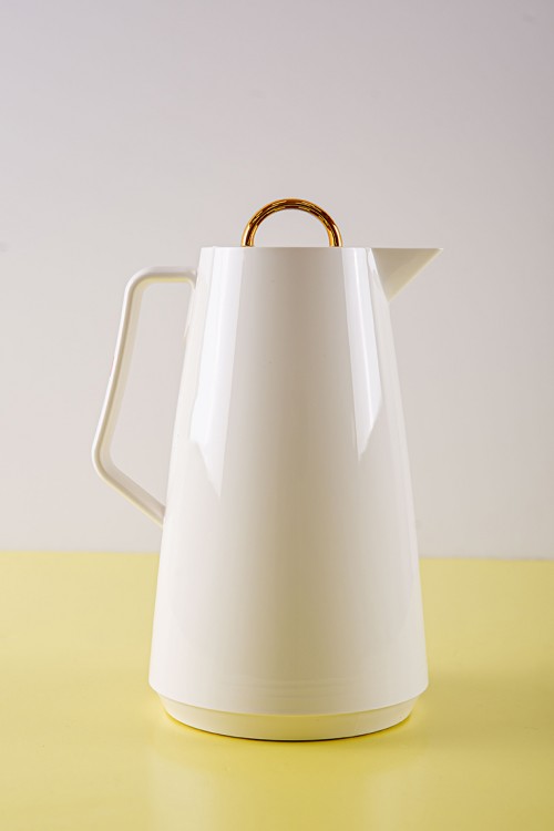 ترمس قهوة أو شاي لون أبيض ذو غطاء ذهبي لامع حافظ للحرارة بسعة 1 لتر