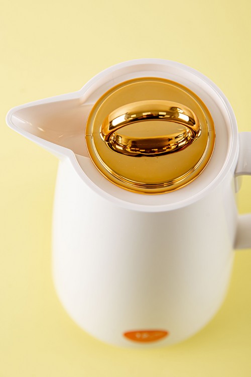ترمس قهوة أو شاي لون أبيض ذو غطاء ذهبي لامع حافظ للحرارة بسعة 1 لتر
