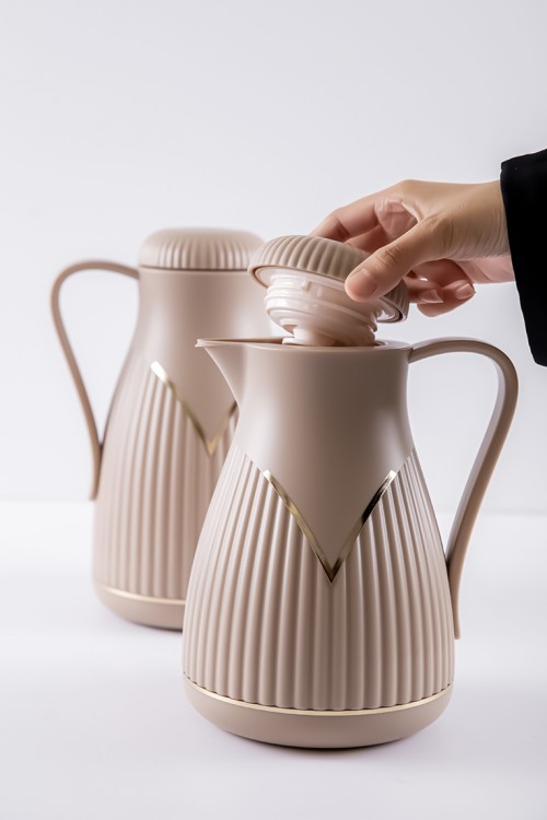 طقم 2 ترامس للقهوة و الشاي لون بيج مزين باللون الذهبي حافظ للحرارة بسعة 1.6 لتر