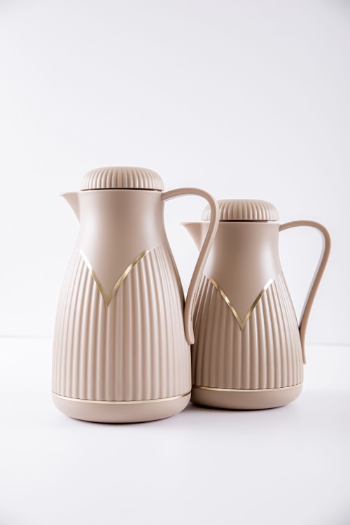 طقم 2 ترامس للقهوة و الشاي لون بيج مزين باللون الذهبي حافظ للحرارة بسعة 1.6 لتر