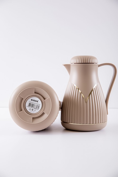 طقم 2 ترامس للقهوة و الشاي لون بيج مزين باللون الذهبي حافظ للحرارة بسعة 1.6 لتر