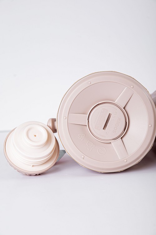 طقم 2 ترامس للقهوة و الشاي لون بيج مزين باللون الذهبي حافظ للحرارة بسعة 1.6 لتر