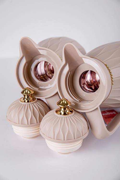 طقم 2 ترامس للقهوة و الشاي لون بيج مزين باللون الذهبي حافظ للحرارة بسعة 1.6 لتر