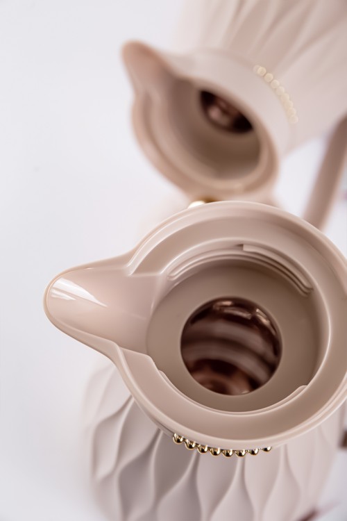 طقم 2 ترامس للقهوة و الشاي لون بيج مزين باللون الذهبي حافظ للحرارة بسعة 1.6 لتر