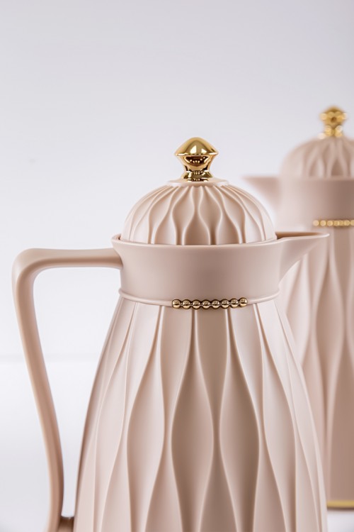 طقم 2 ترامس للقهوة و الشاي لون بيج مزين باللون الذهبي حافظ للحرارة بسعة 1.6 لتر