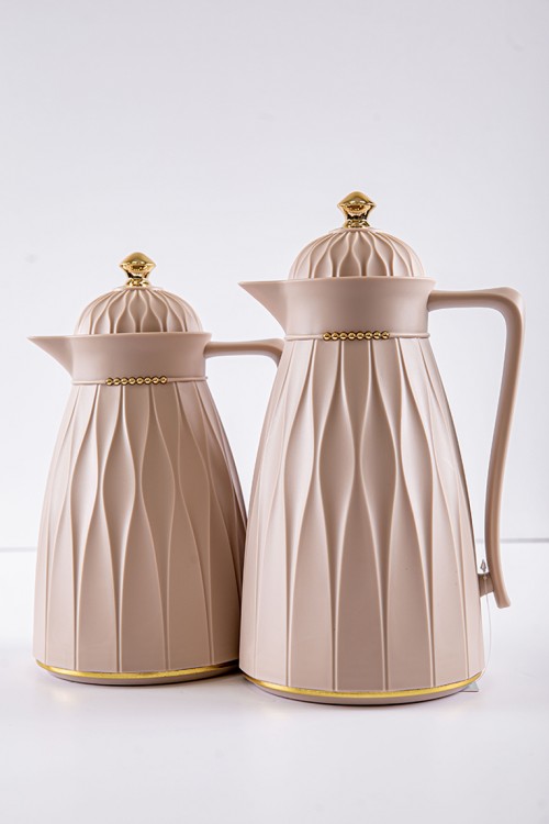 طقم 2 ترامس للقهوة و الشاي لون بيج مزين باللون الذهبي حافظ للحرارة بسعة 1.6 لتر
