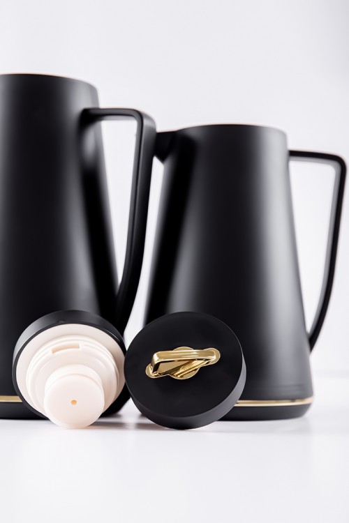 طقم 2 ترامس للقهوة و الشاي لون أسود مزين باللون الذهبي حافظ للحرارة بسعة 1.6 لتر