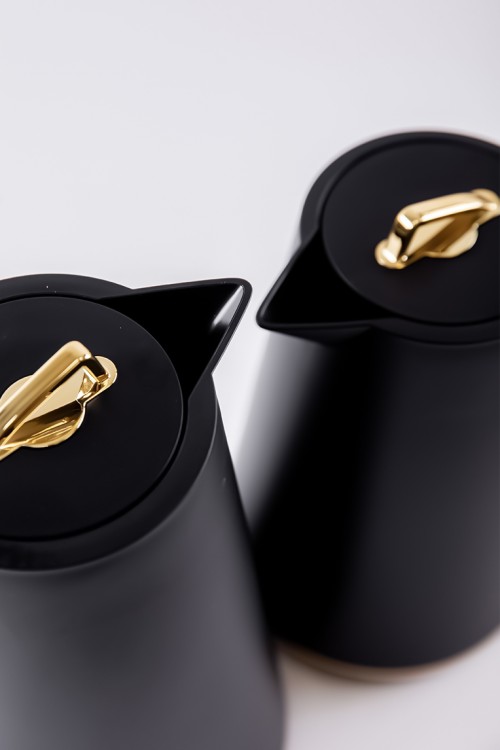 طقم 2 ترامس للقهوة و الشاي لون أسود مزين باللون الذهبي حافظ للحرارة بسعة 1.6 لتر