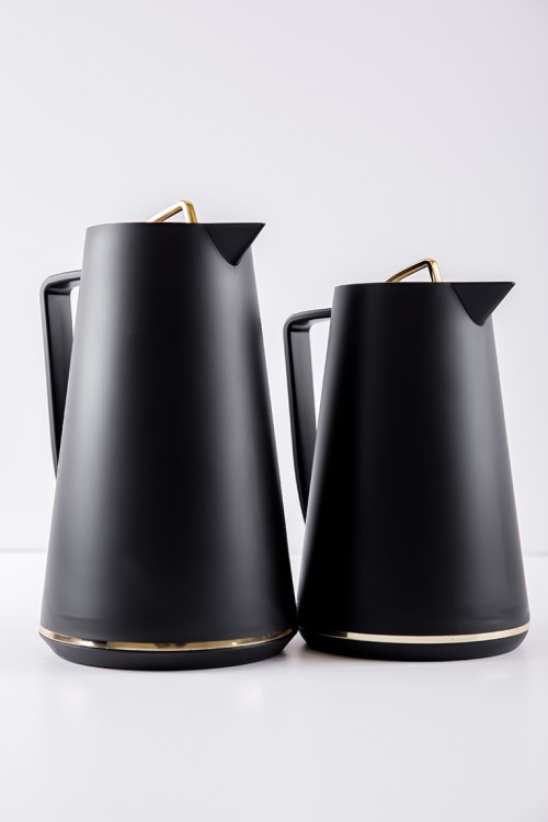 طقم 2 ترامس للقهوة و الشاي لون أسود مزين باللون الذهبي حافظ للحرارة بسعة 1.6 لتر