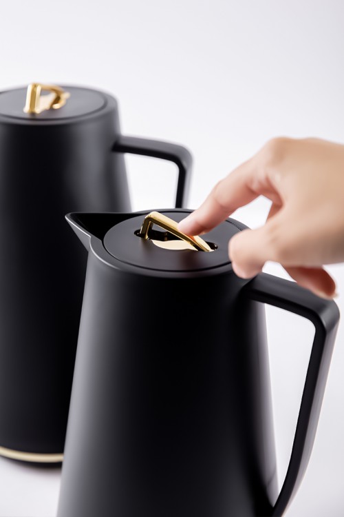 طقم 2 ترامس للقهوة و الشاي لون أسود مزين باللون الذهبي حافظ للحرارة بسعة 1.6 لتر