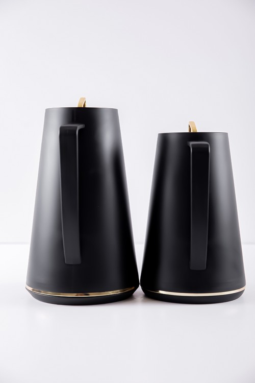 طقم 2 ترامس للقهوة و الشاي لون أسود مزين باللون الذهبي حافظ للحرارة بسعة 1.6 لتر