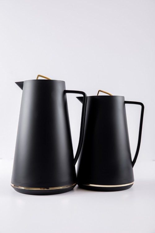 طقم 2 ترامس للقهوة و الشاي لون أسود مزين باللون الذهبي حافظ للحرارة بسعة 1.6 لتر