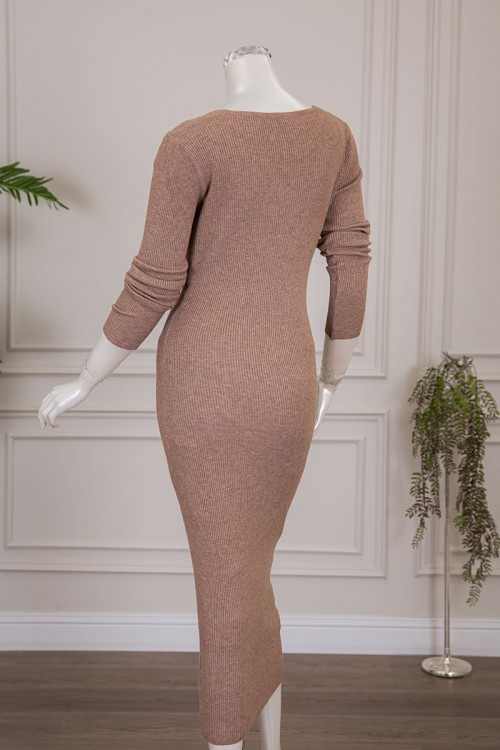 فستان نسائي شتوي طويل لون بيج غامق بياقة قصة سبعة و بأكمام طويلة