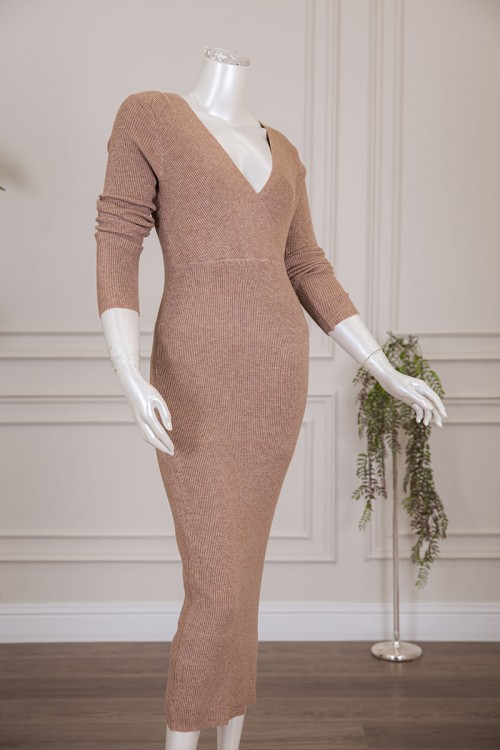 فستان نسائي شتوي طويل لون بيج غامق بياقة قصة سبعة و بأكمام طويلة