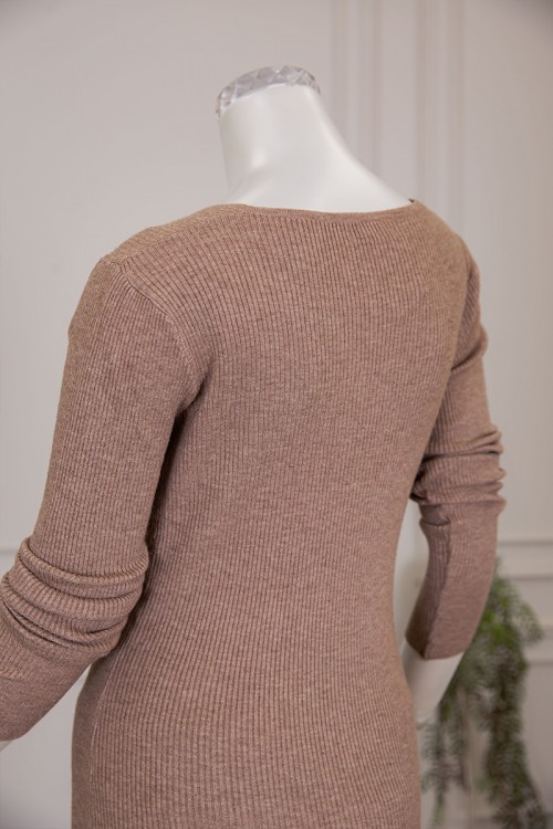 فستان نسائي شتوي طويل لون بيج غامق بياقة قصة سبعة و بأكمام طويلة