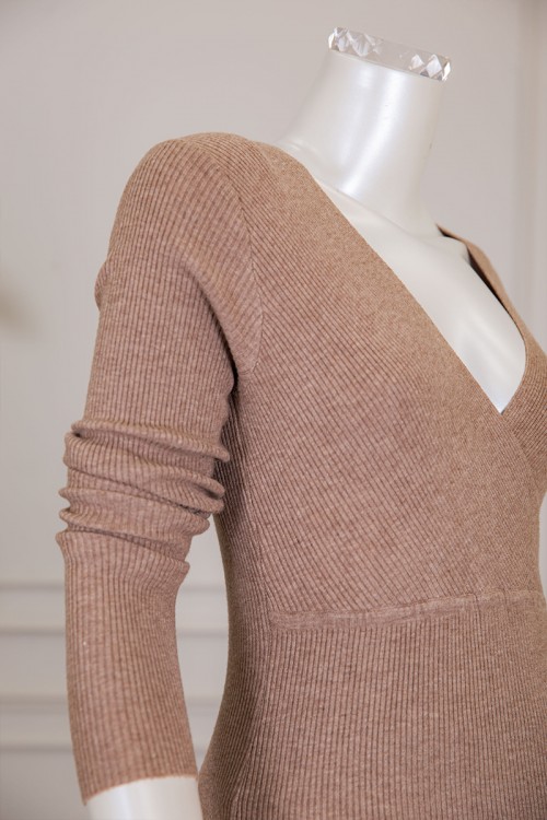 فستان نسائي شتوي طويل لون بيج غامق بياقة قصة سبعة و بأكمام طويلة