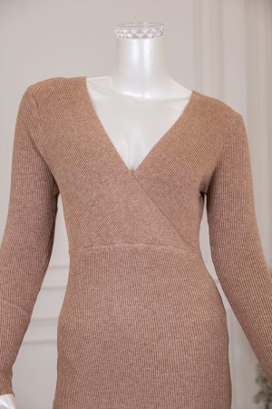 فستان نسائي شتوي طويل لون بيج غامق بياقة قصة سبعة و بأكمام طويلة 