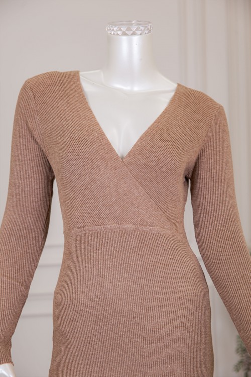 فستان نسائي شتوي طويل لون بيج غامق بياقة قصة سبعة و بأكمام طويلة