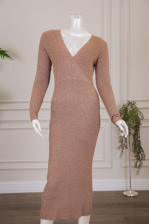 فستان نسائي شتوي طويل لون بيج غامق بياقة قصة سبعة و بأكمام طويلة