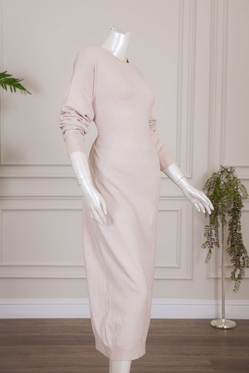 فستان نسائي شتوي طويل لون اوف وايت بياقة دائرية و بأكمام طويلة