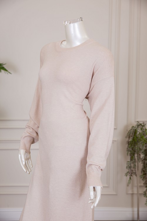 فستان نسائي شتوي طويل لون اوف وايت بياقة دائرية و بأكمام طويلة