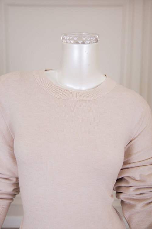 فستان نسائي شتوي طويل لون اوف وايت بياقة دائرية و بأكمام طويلة