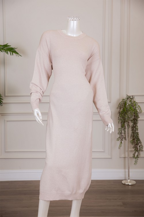 فستان نسائي شتوي طويل لون اوف وايت بياقة دائرية و بأكمام طويلة