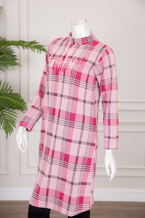 قميص نسائي شتوي ميدي لون وردي كاروهات ياقة عالية بحبل و كتابة من الأمام ذو أكمام طويلة