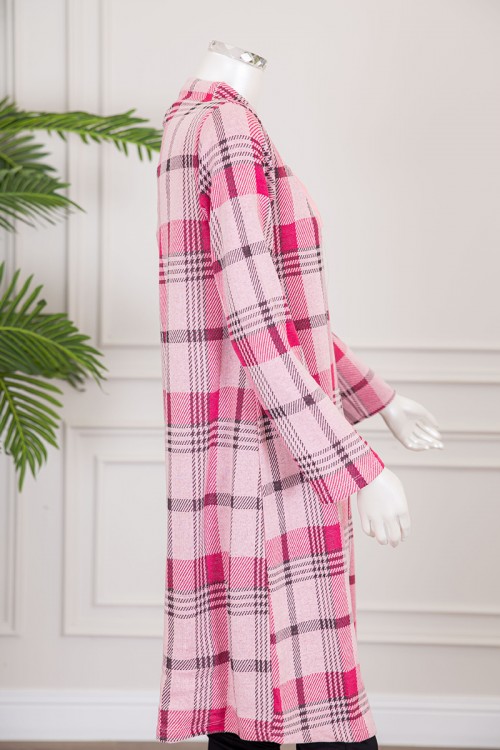 قميص نسائي شتوي ميدي لون وردي كاروهات ياقة عالية بحبل و كتابة من الأمام ذو أكمام طويلة