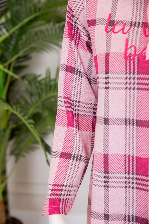 قميص نسائي شتوي ميدي لون وردي كاروهات ياقة عالية بحبل و كتابة من الأمام ذو أكمام طويلة