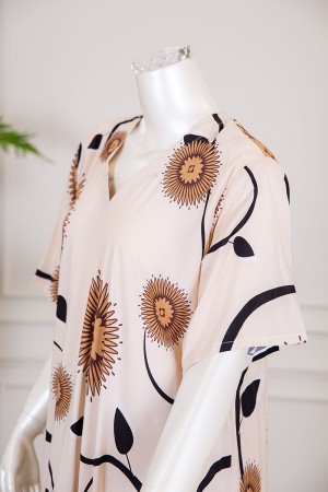 قميص نسائي كلوش لون بيج فاتح بطبعة زهور و بياقة قصة سبعة ذو أكمام قصيرة