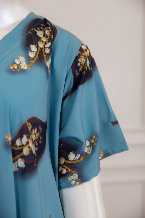 قميص نسائي كلوش لون سماوي بطبعة ورق الشجر و الزهور بياقة قصة سبعة ذو أكمام قصيرة