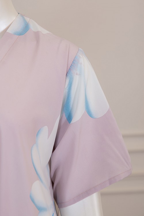 قميص نسائي كلوش لون موف فاتح بطبعة زهور و بياقة قصة سبعة ذو أكمام قصيرة