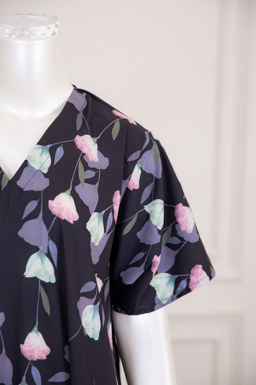 قميص نسائي كلوش لون أسود بطبعة ورود و بياقة قصة سبعة ذو أكمام قصيرة