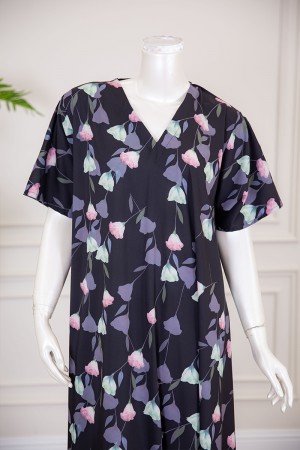 قميص نسائي كلوش لون أسود بطبعة ورود و بياقة قصة سبعة ذو أكمام قصيرة