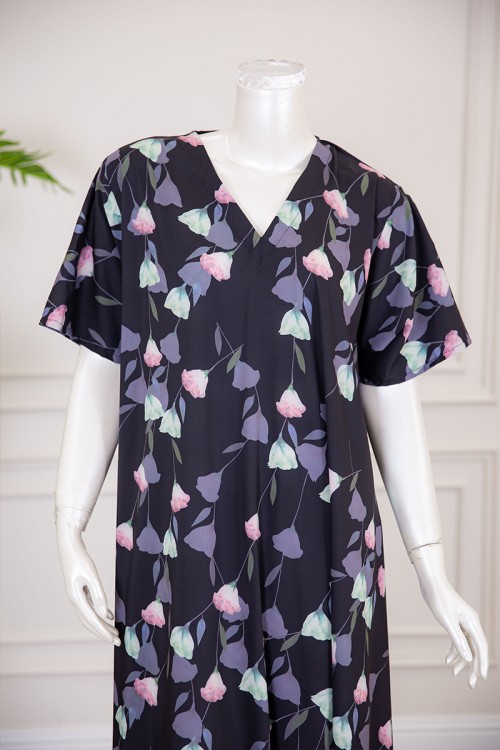 قميص نسائي كلوش لون أسود بطبعة ورود و بياقة قصة سبعة ذو أكمام قصيرة