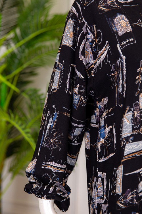 قميص نسائي طويل لون أسود بطبعة زهور و بياقة قصة سبعة ذو أكمام طويلة