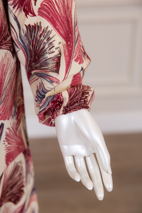 قميص نسائي طويل لون بيج فاتح بطبعات ملونة و بياقة قصة سبعة ذو أكمام طويلة