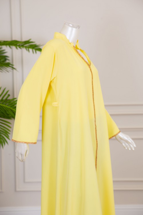 جلابية نسائية لون أصفر بتطريز ذهبي ياقة عالية مع قصة سبعة ذو أكمام طويلة